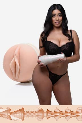 Sexleksaker Rea Fleshlight Violet Myers Waifu - Följ med Violet Myers på en otämjd natt fylld av vilda, djupa sensationer. Fleshlight lösvaginas unika Waifu-textur omsluter dig med nästintill farlig njutning.
