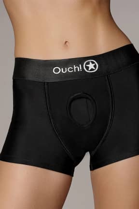 Sexiga Underkläder Ouch! - Vibrating Strap On Boxer - Black - Bekväm strap-on boxer med 10 vibrationsfunktioner – stilren design, perfekt passform och intensiv njutning för båda