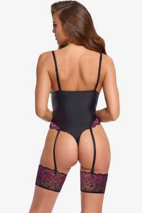 Sexiga Underkläder Cottelli Lingerie - Matte Look With Lace Body - Pink And Black - Sensuellt rosa-svart spets som smiter åt där det räknas och framhäver varje kurva.  
Avtagbara strumpeband och följsamt stretchtyg gör den lika lekfull som hållbar.