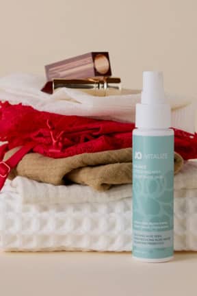 Alla System JO - Vitalize Balance Intimate Mist - 60ml - Neutraliserar oönskad doft med pH-balanserad, prebiotisk fräschör som känns naturlig. Snabbtorkande rosenspray med aloe och E-vitamin som lugnar och återfuktar i farten.