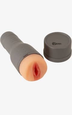 Alla V-Stroker Lucia - Tyst lösvagina med tight, verklig känsla och 24 cm djup som tar dig hela vägen. Smidig hylsa som lyfts ur för snabb rengöring och diskret förvaring i hårt etui.