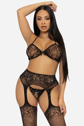 Sexiga Underkläder Leg Avenue - Lace Bra, String and Garter Belt Stockings - Gnistrande strass över spets och nät ger en lyxig look som känns het direkt. Komplett set med strumpor - bara att ta på och äga kvällen.