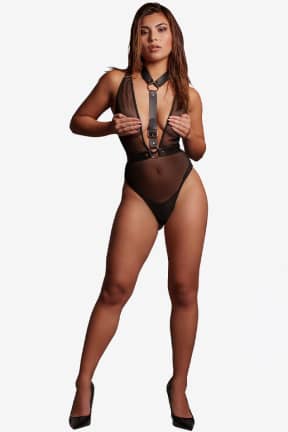Sexiga Underkläder Le Désir - Kristen - Harness Body - One Size - Black - Smäckra band som smiter åt och ramar in kroppen för en kaxigt het look. Enkel att styla i lager och ger dig en självsäker, strappy känsla direkt.