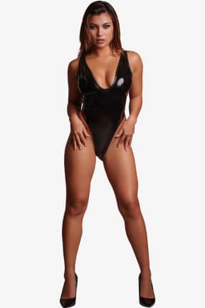 Sexiga Underkläder Le Désir - Vixen - Extreme High Leg Wet Look PVC Body - One Size - Black - Glansig wetlook som sitter tätt och känns kaxigt lyxig mot huden. Extremt högt skuren för en benförlängande wow-effekt på direkten.