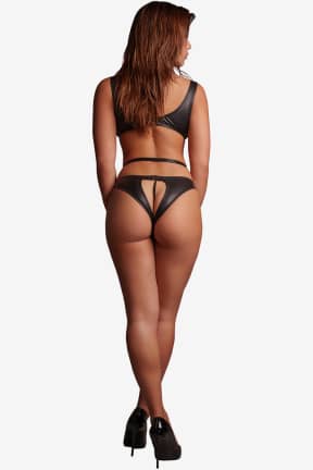 Sexiga Underkläder Le Désir - Mollie - PVC Crotchless Panty and Scoop Neck Top - One Size - Black - Blankt PVC-look och en öppen gren som bjuder in till lek på direkten. Stretchig tvådelad passform som sitter snyggt och ger max wow-känsla.