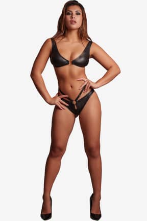 Sexiga Underkläder Le Désir - Mollie - PVC Crotchless Panty and Scoop Neck Top - One Size - Black - Blankt PVC-look och en öppen gren som bjuder in till lek på direkten. Stretchig tvådelad passform som sitter snyggt och ger max wow-känsla.