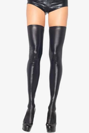 Sexiga Underkläder Leg Avenue - Wet Look Thigh High - Högblank wet look som ger läderkänsla på sekunder, mjukt stretchig och tajt där det ska vara. Sitter snyggt på låret och lyfter varje outfit, gärna med strumpeband för extra trygghet.