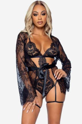 Sexiga Underkläder Leg Avenue - Garter Teddy with String Back and Robe Black - Skir blomspets som kittlar huden, med strumpeband och stringrygg som lockar fram modet. Matchande kort morgonrock med bandknytning gör stunden extra lyxig.